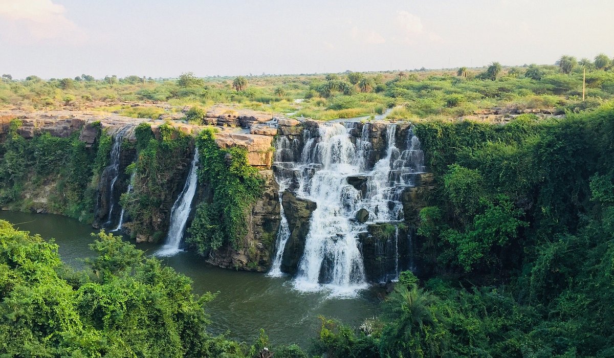 🕌 Top 10 Places to Visit in Telangana – A Journey Through Forts, Food & Heritage